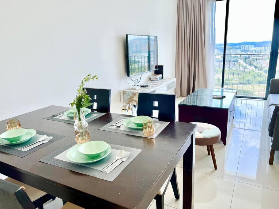 T1 Cozy 1-10pax 2room Trefoil Smart Tv Wifi Apartment Setia Alam